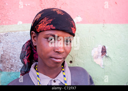 Porträt von einem lokalen Tribeswoman bei Gidir Magala, Markt in der ummauerten Stadt Harar in Ost-Äthiopien, Afrika. Stockfoto