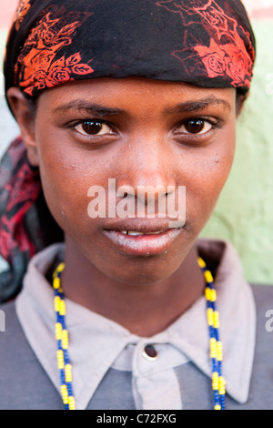 Porträt von einem lokalen Tribeswoman bei Gidir Magala, Markt in der ummauerten Stadt Harar in Ost-Äthiopien, Afrika. Stockfoto