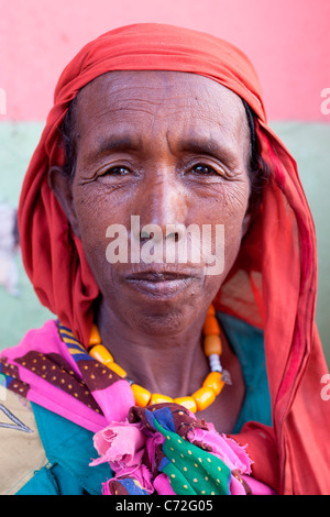 Porträt von einem lokalen Tribeswoman bei Gidir Magala, Markt in der ummauerten Stadt Harar in Ost-Äthiopien, Afrika. Stockfoto