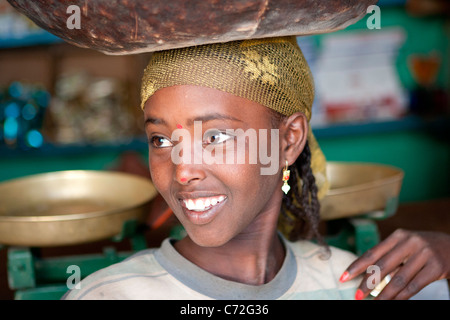 Porträt von einem lokalen Mädchen Einkaufen auf Gidir Magala Markt in der ummauerten Stadt Harar in Ost-Äthiopien, Afrika. Stockfoto