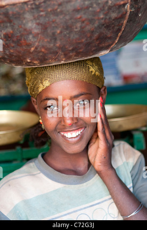 Porträt von einem lokalen Mädchen Einkaufen auf Gidir Magala Markt in der ummauerten Stadt Harar in Ost-Äthiopien, Afrika. Stockfoto