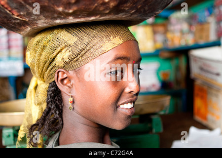 Porträt von einem lokalen Mädchen Einkaufen auf Gidir Magala Markt in der ummauerten Stadt Harar in Ost-Äthiopien, Afrika. Stockfoto