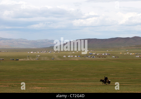 Yerts & Riders, Pferderennwettbewerb, Naadam Festival, Khui Doloon Khudag (Pferderennbahn), (außen) Ulaanbaatar, Mongolei. © Kraig Stockfoto