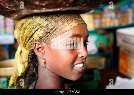 Porträt von einem lokalen Mädchen Einkaufen auf Gidir Magala Markt in der ummauerten Stadt Harar in Ost-Äthiopien, Afrika. Stockfoto