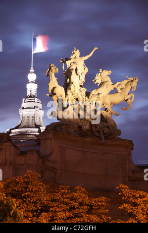 Eine riesige beleuchtet Bronze-Skulptur von Georges Récipon von einer Quadriga, einem Wagen gezogen von vier Pferden auf den Jugendstil Grand Palais in Paris. Frankreich. Stockfoto