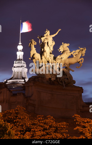 Eine riesige beleuchtet Bronze-Skulptur von Georges Récipon von einer Quadriga, einem Wagen gezogen von vier Pferden auf den Jugendstil Grand Palais in Paris. Frankreich. Stockfoto