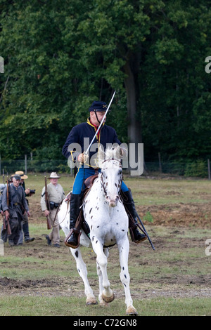 Appaloosa Pferd im Galopp in die Schlacht bei Reenactment in Kent Stockfoto