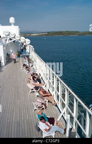 Auf dem Deck der Bretagne Ferry Pont Aven Plymouth zu verlassen. Stockfoto