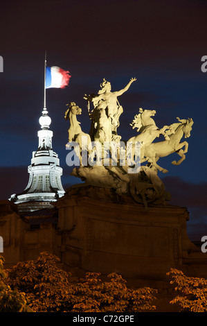 Eine riesige beleuchtet Bronze-Skulptur von Georges Récipon von einer Quadriga, einem Wagen gezogen von vier Pferden auf den Jugendstil Grand Palais in Paris. Frankreich. Stockfoto