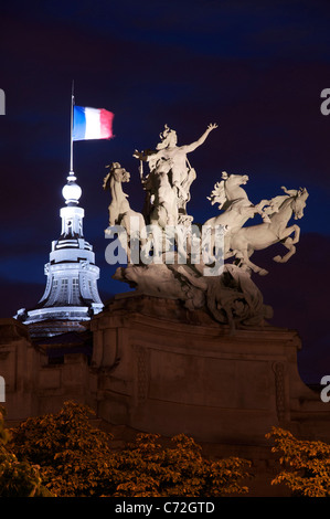 Eine riesige beleuchtet Bronze-Skulptur von Georges Récipon von einer Quadriga, einem Wagen gezogen von vier Pferden auf den Jugendstil Grand Palais in Paris. Frankreich. Stockfoto