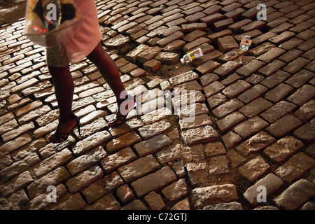 Fashionistas manövrieren die gepflasterten Straßen in ihrer Designer-Schuhe im angesagten Meatpacking District in New York Stockfoto