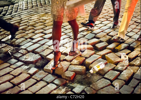 Fashionistas manövrieren die gepflasterten Straßen in ihren high Heels Schuhe im angesagten Meatpacking District in New York Stockfoto