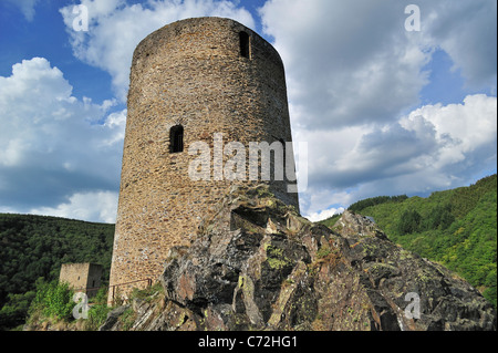 Ruine der mittelalterlichen Runde Wachturm / Lochturm im Dorf Esch-Sur-Sûre / Esch-Sauer, Luxemburg Stockfoto