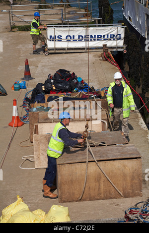 Vorbereitung von Gepäck auf M.S. Oldenburg für das Bleiben Besucher Lundy Island am Kai in Ilfracombe, Devon, England, UK im August zu heben Stockfoto