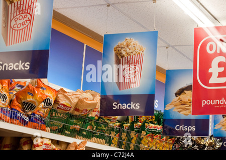 Snacks in einem Budget-Supermarkt im Vereinigten Königreich Stockfoto