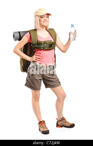 Frau Wanderer mit Rucksack mit einer Flasche Wasser isoliert auf weißem Hintergrund Stockfoto
