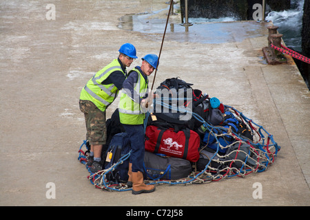 Zwei Arbeiter Verrechnung bis Gepäck auf M.S. Oldenburg für das Bleiben Besucher Lundy Island am Kai in Ilfracombe, Devon, England, UK im August zu laden Stockfoto