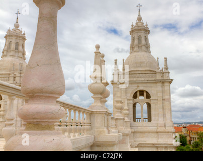 Dekorationen und Bell tower im manieristischen Stil der berühmten Kirche und Kloster São Vicente de Fora Lissabon über der Stadt, Portugal Stockfoto