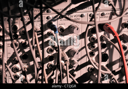 Silber modular-Synthesizer, mit Buchsen, Kabel und Knöpfe. Stockfoto