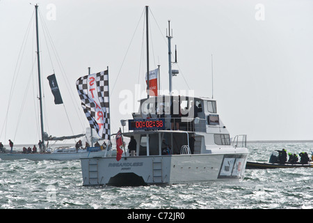 Americas Cup 2011 Linie Startboot für die Zeitfahren - entnommen aus der Hacke in Plymouth Sound Stockfoto