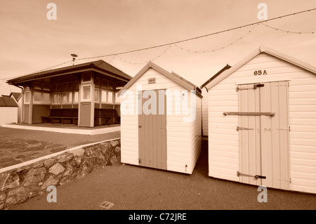 Strandhütten & Zuflucht am Meer an der englischen Riviera Resort von Paignton in Devon Stockfoto