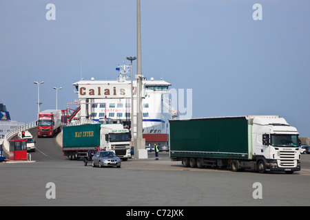 PKW und LKW Aussteigen aus der Seafrance cross channel Fähre von Dover am Hafenterminal in Calais, Frankreich, Europa. Stockfoto