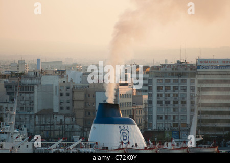 Schiffs-Trichter in Piräus, Athen, Griechenland. Stockfoto