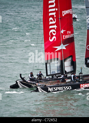 Eine vertikale Schuss von Emirates Team New Zealand üben für den Americas Cup World Series 2011 in Plymouth UK. Stockfoto