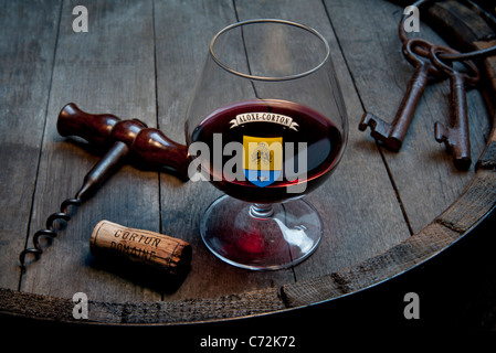 ALOXE CORTON französischen Burgund Weinprobe im Weinkeller mit Glas Grand Cru Pommard rot Burgund Wein Côte d'Or Burgund Frankreich Stockfoto