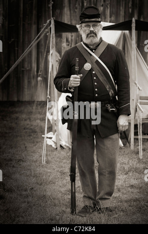 Schwarzweiß-Porträt einer amerikanischen Union Soldat in blauer Uniform und mit muskete auf historische Nachstellung der Schlacht von Bull Run Milton, Ontario Stockfoto