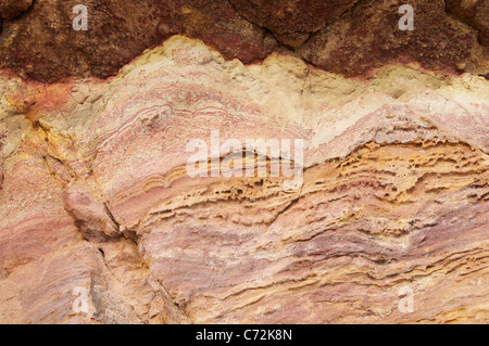 Die sedimentären Schichten der Wealden Betten, offenbart in der Unterkreide Klippen an der Worbarrow Bucht auf der Jurassic Coast. Dorset, England, Vereinigtes Königreich. Stockfoto