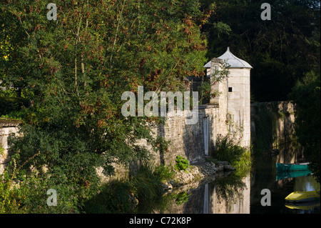 Turm am Ufer der Charente Fluß, Bassac, Charente, Urret am Ufer der Charente Fluß, Bassac, Charente, Frankreich Stockfoto