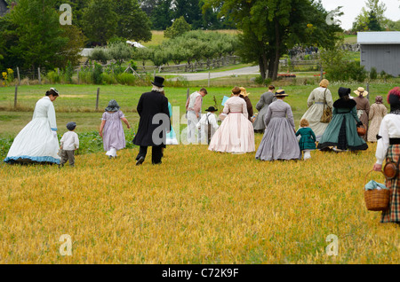 Gruppe von Menschen in historischen Kostümen zu Fuß in Richtung Soldaten in der Nachstellung der Schlacht von Bull Run Milton, Ontario Stockfoto