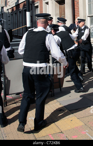 Polizei Handgemenge mit Demonstranten während Schutz der Londoner Bürgermeister Boris Johnson Stockfoto