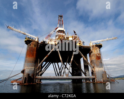 Die Semi vertäut Tauchpumpe Öl-Bohrinsel Sedco 711 Invergordon Hafen von Cromarty Firth-Schottland Stockfoto