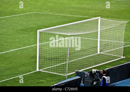 Eine leere Tor mit einer tv-Kamera daneben wenn Österreich gegen die Türkei spielte Stockfoto