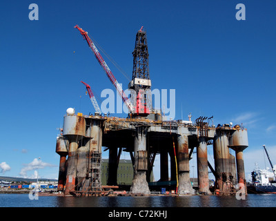 Eine Ölbohrinsel in der Reparatur und Wartung in Invergordon Servicestützpunkt, im Cromarty Firth, Schottland Stockfoto