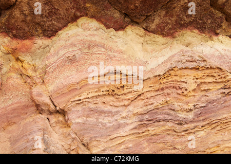 Die sedimentären Schichten der Wealden Betten, offenbart in der Unterkreide Klippen an der Worbarrow Bucht auf der Jurassic Coast. Dorset, England, Vereinigtes Königreich. Stockfoto