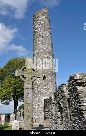 Keltisches Kreuz und bleibt der runde Turm, monasterboice, County Meath, Irland Stockfoto