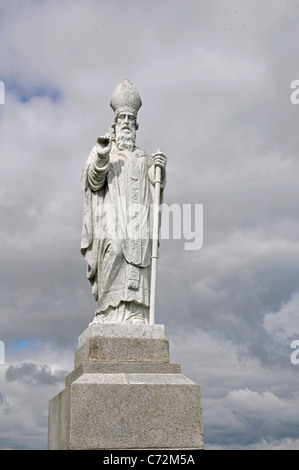 Statue von St. Patrick hält Kleeblatt, Hill of Tara, County Meath, Irland Stockfoto