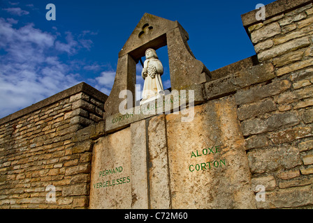 Statue Grenzmarkierung zwischen Aloxe-Corton und Pernand-Vergelesses am Fuße des Hügels von Corton, Cote d'Or Burgund Frankreich Bourgogne-France-Comté Stockfoto