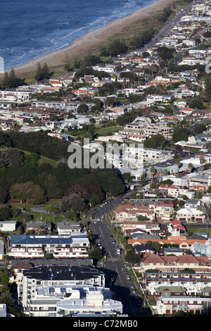 Blick auf Mount Maunganui Küsten Vororten und den Pazifik. Stockfoto