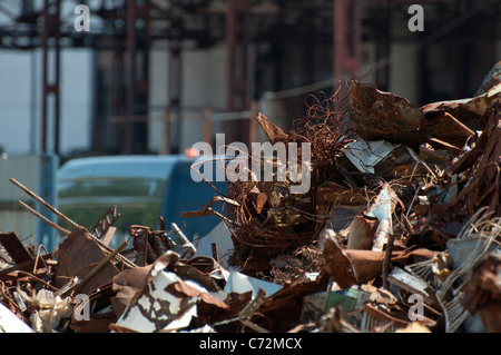 Haufen Schrott und Kran. Der Hintergrund jedoch unscharf Stockfoto