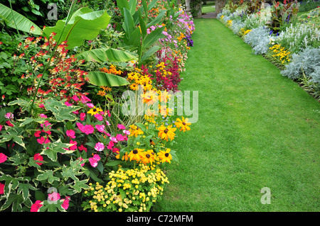 Gemischten Blumen, Southover Grange Gärten in Lewes, East Sussex, England Stockfoto