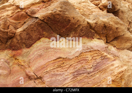 Die sedimentären Schichten der Wealden Betten, offenbart in der Unterkreide Klippen an der Worbarrow Bucht auf der Jurassic Coast. Dorset, England, Vereinigtes Königreich. Stockfoto