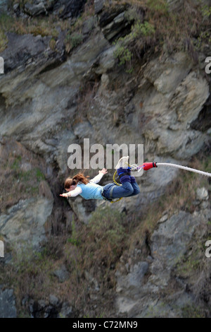 Mädchen-Bungee-Jumping von der Hackett Kawarau Bridge in New Zealand. Stockfoto