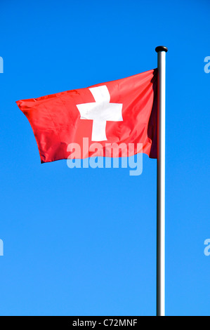 Flagge der Schweiz winken vor einem blauen Himmel Stockfoto