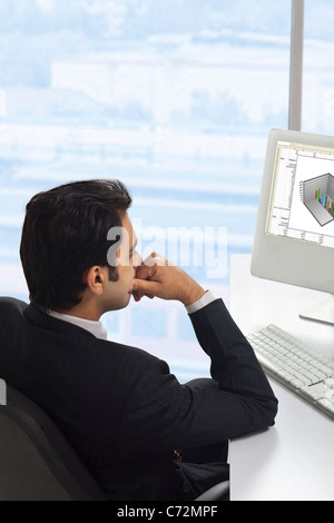 Geschäftsmann, Blick auf ein Diagramm auf seinem computer Stockfoto