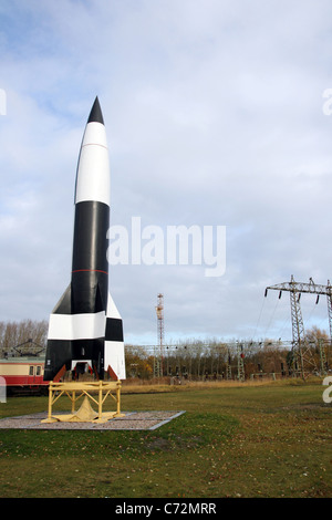 V2-Rakete im historischen technischen Museum Peenemünde Stockfoto