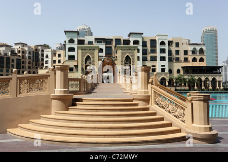 Brücke zum Souk Al Bahar in der Nähe von Dubai Mall, Vereinigte Arabische Emirate Stockfoto